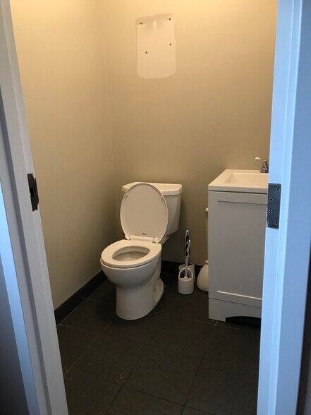 More Photos Of 420 Green St, Whitby Medical For Lease
