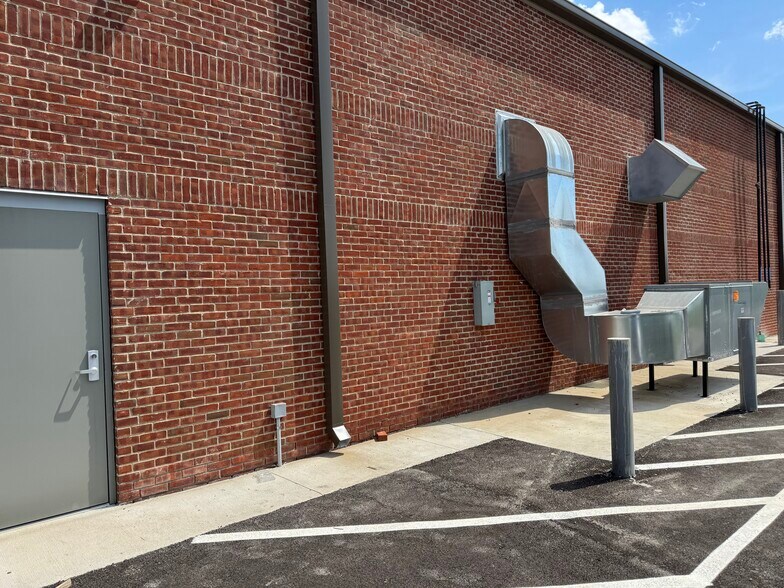More Photos Of 420 Watson Way, Shelbyville Restaurant For Lease