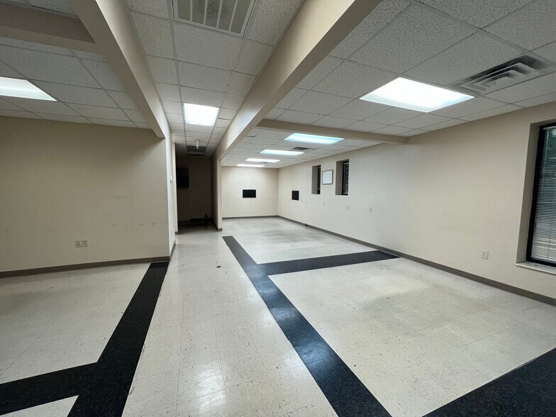 More Photos Of 1725 Louisville Dr, Knoxville Office For Lease