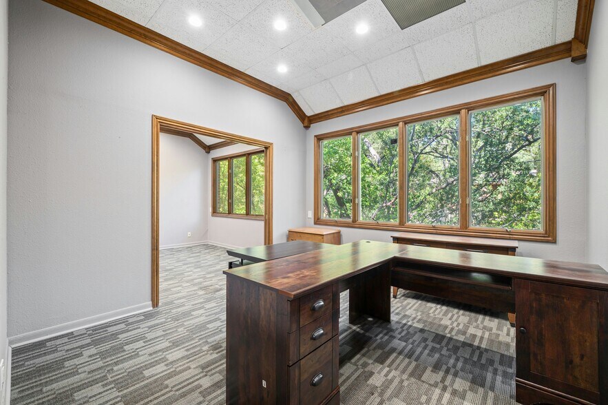 More Photos Of 5750 Balcones Dr, Austin Medical For Sale