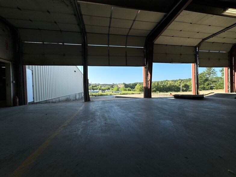 More Photos Of 1014 Industrial Park Dr, Clinton Warehouse For Lease