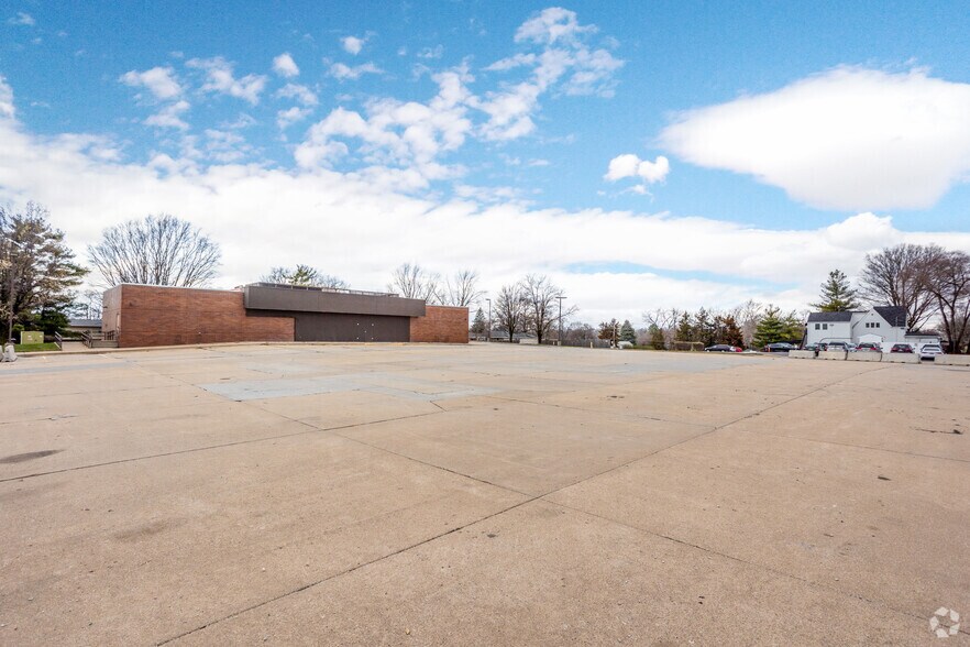 More Photos Of 4024 Fleur Dr, Des Moines Convenience Store For Lease