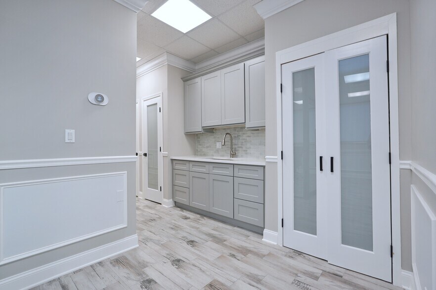 More Photos Of 260 Christopher Ln, Staten Island Medical For Lease
