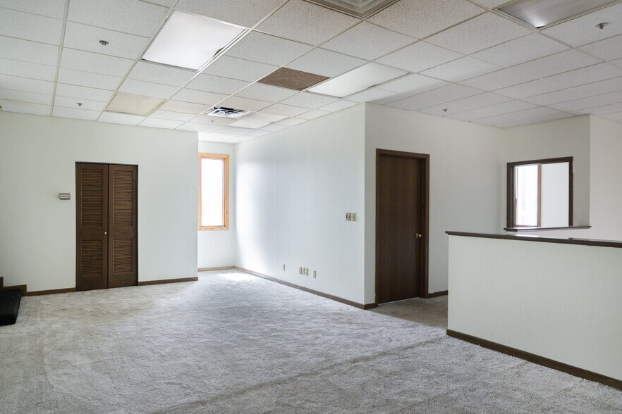 More Photos Of 321 NE Wilson St, Minneapolis Light Distribution For Lease