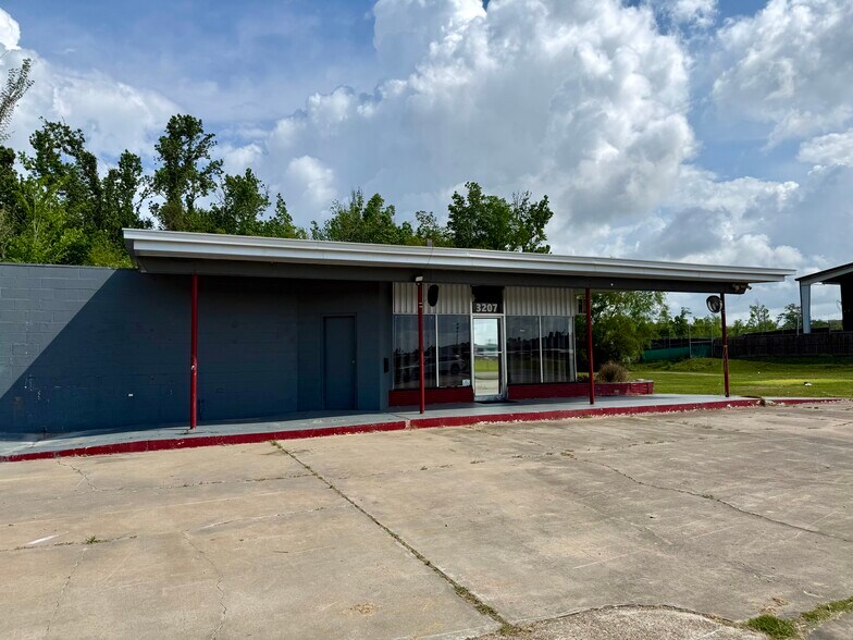 More Photos Of 3207 Broad St, Lake Charles Auto Dealership For Lease