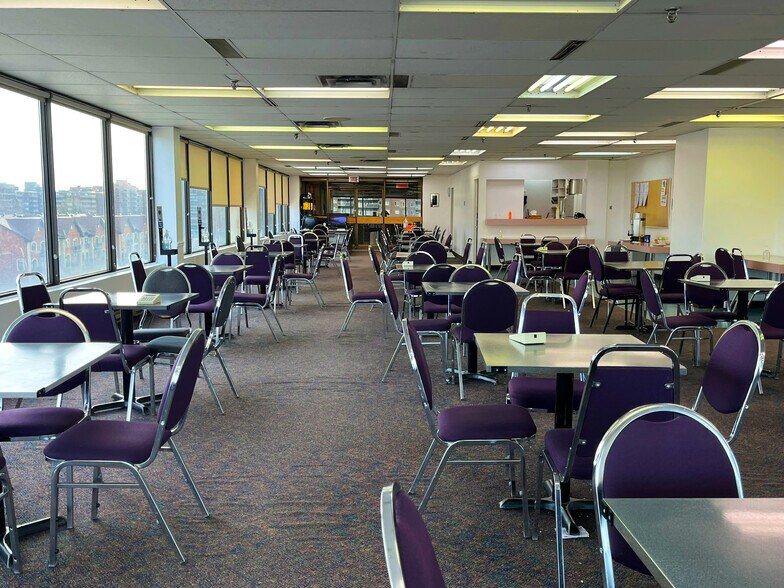 More Photos Of 5800 Boul Cavendish, Cote-St-Luc General Retail For Lease