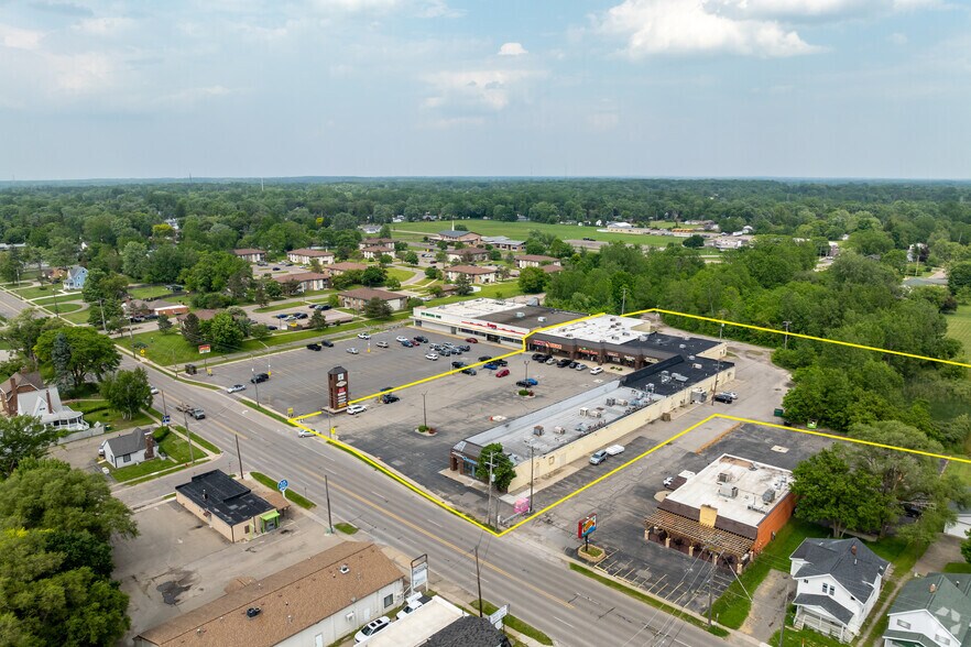 More Photos Of 11956-11972 N Saginaw St, Mount Morris General Retail For Lease