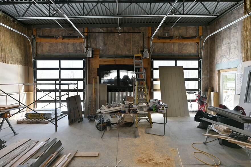 More Photos Of 11706 N Eaton Rd, Hayward Bar For Sale