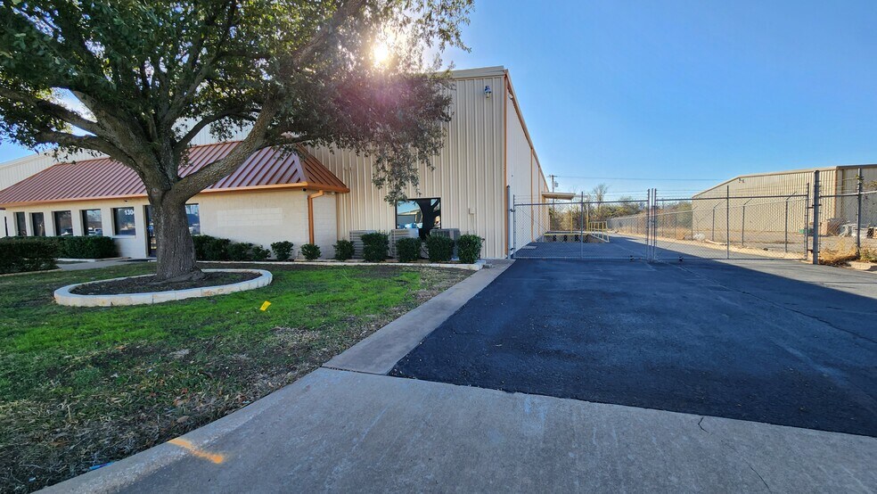 More Photos Of 1304 W Industrial Blvd, Round Rock Light Distribution For Sale