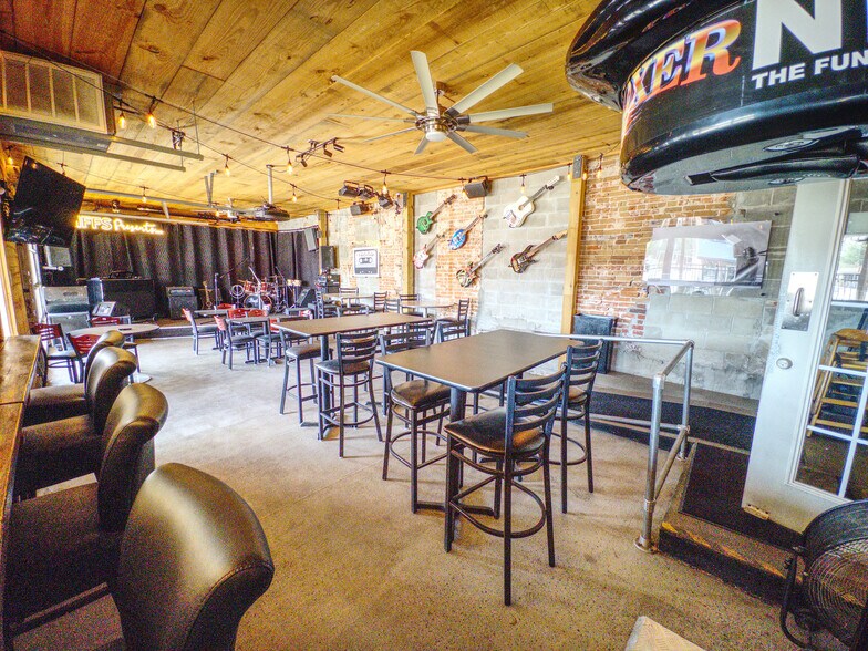 More Photos Of 114 E 5th St, Wahoo Bar For Sale