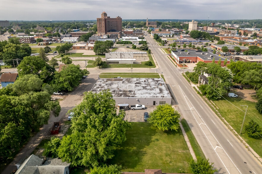 More Photos Of 415 N 3rd St, Rockford Light Distribution For Lease