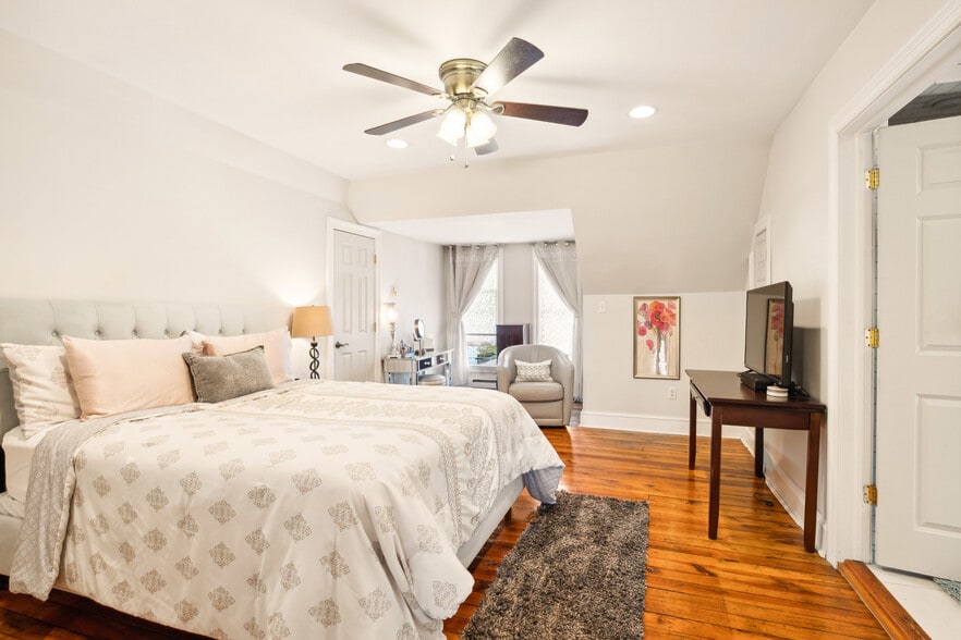 More Photos Of 301 Meyers Ave, Meyersdale Hotel For Sale