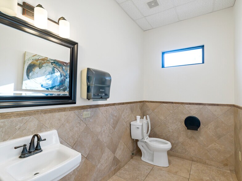 More Photos Of 714 S Peek Rd, Katy Medical For Lease