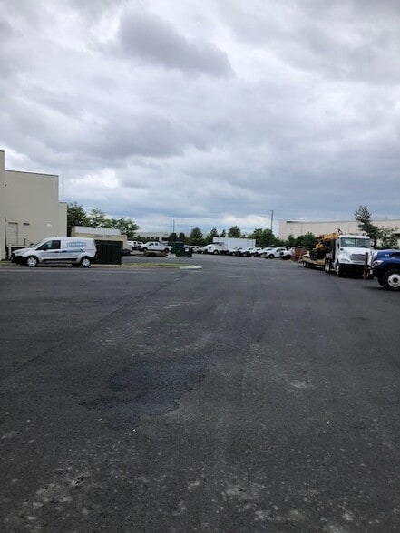 More Photos Of 22923 Quicksilver Dr, Sterling Warehouse For Lease