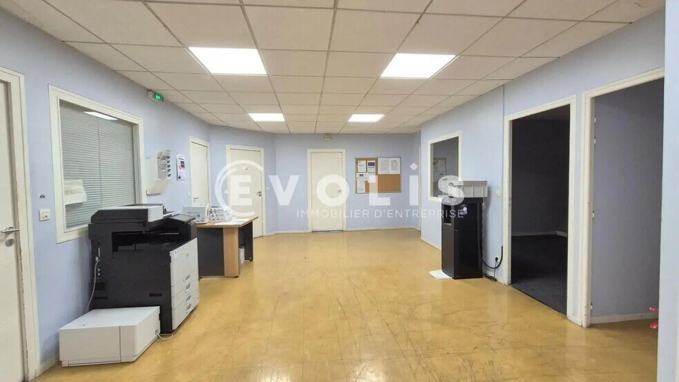 More Photos Of 11 Rue De La Mare Blanche, Noisiel Flex For Lease