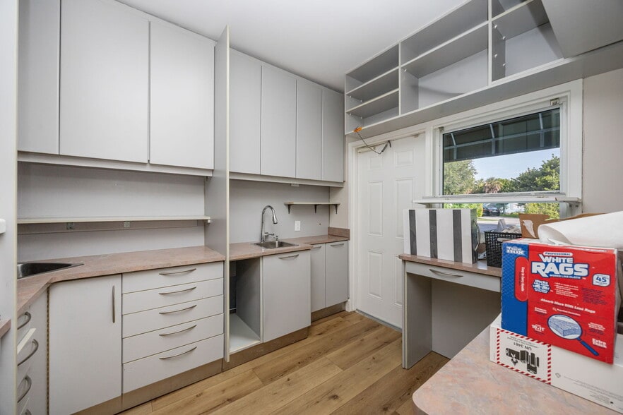 More Photos Of 871 106th Ave N, Naples Medical For Sale