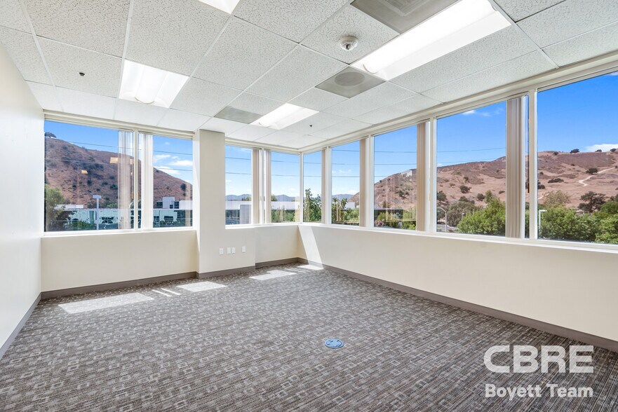 More Photos Of 26025 Mureau Rd, Calabasas Office For Sale