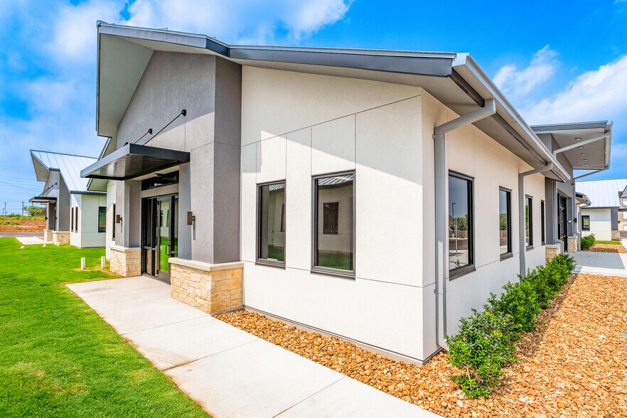 More Photos Of 211 Crossing Ave, San Antonio Office For Sale