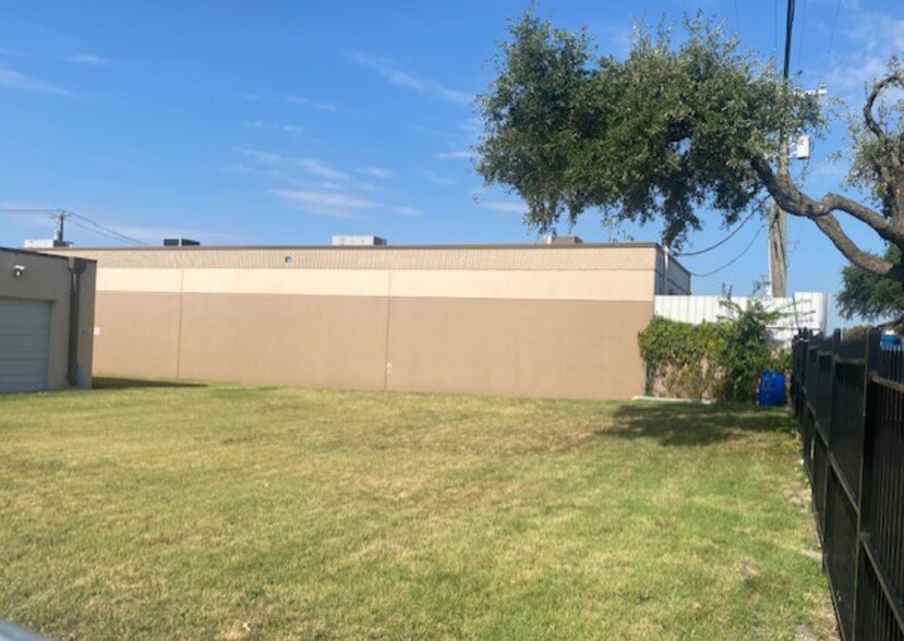 More Photos Of 621 18th St, Plano Office For Sale