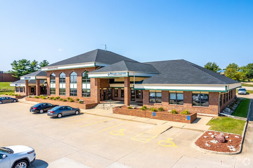 More Photos Of 2828-2844 104th St, Urbandale Office For Sale