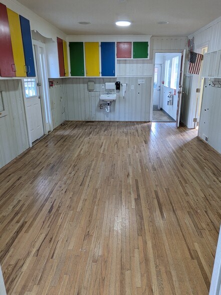 More Photos Of 3230 Campbell Dr, Charlotte Specialty For Lease