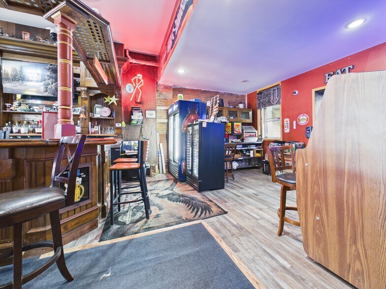 More Photos Of 707 Main St, Keokuk General Retail For Sale