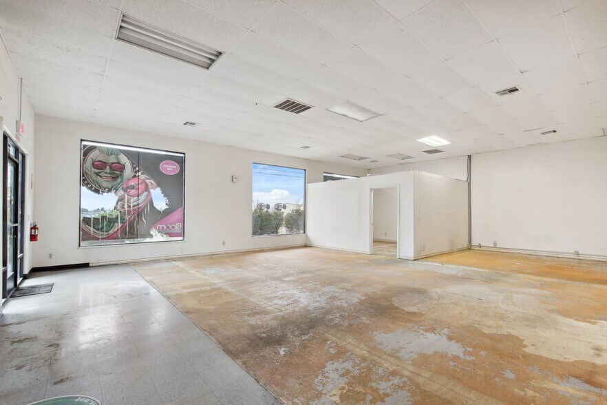 More Photos Of 311 S Pine St, Madera Showroom For Lease