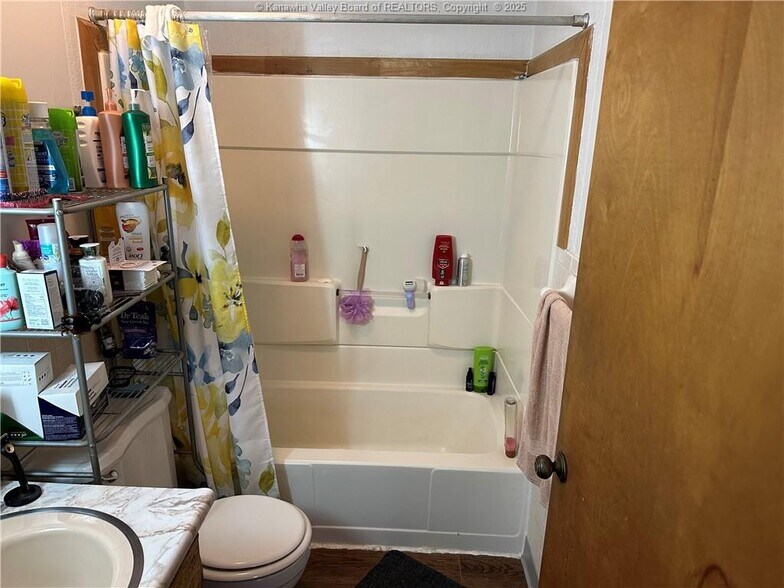 More Photos Of 126 6th Ave, South Charleston Flex For Sale