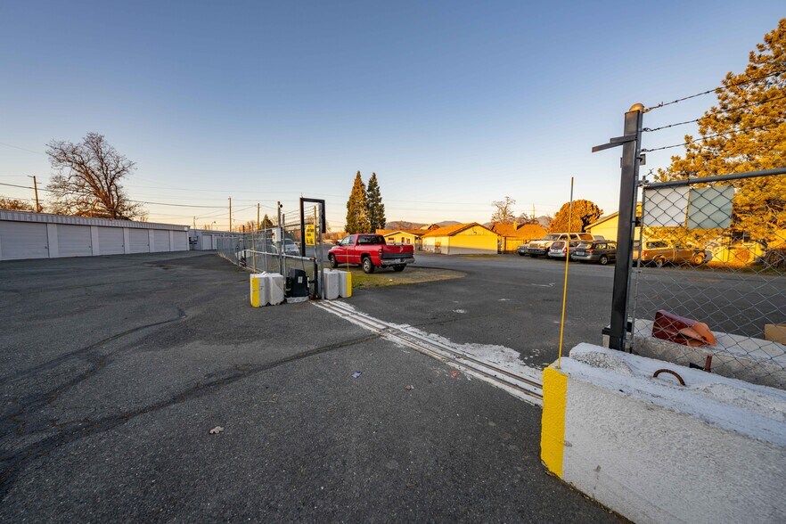 More Photos Of 100 Pardee Ln, Grants Pass Self Storage For Sale