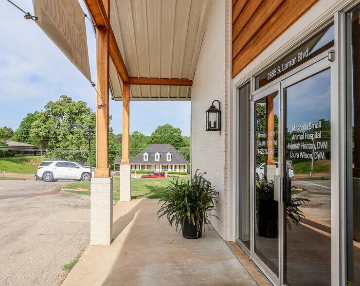 More Photos Of 2889 S Lamar Blvd, Oxford Flex For Lease