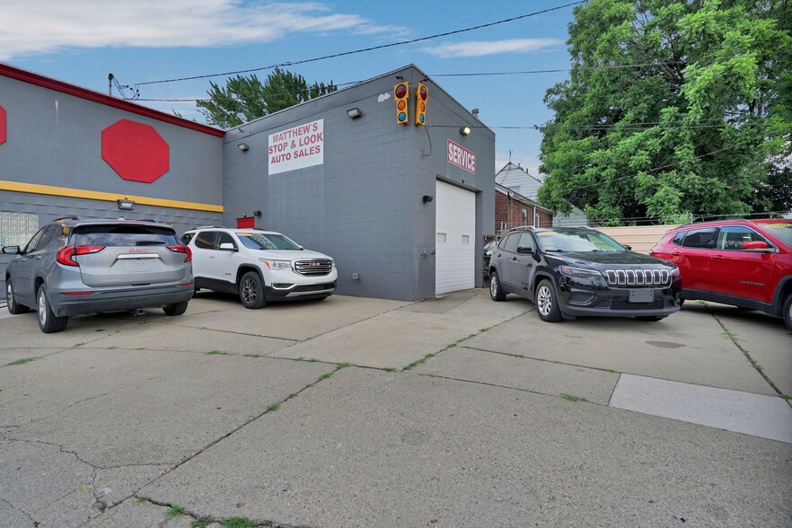 More Photos Of 8146 E 8 Mile Rd, Detroit Auto Dealership For Lease