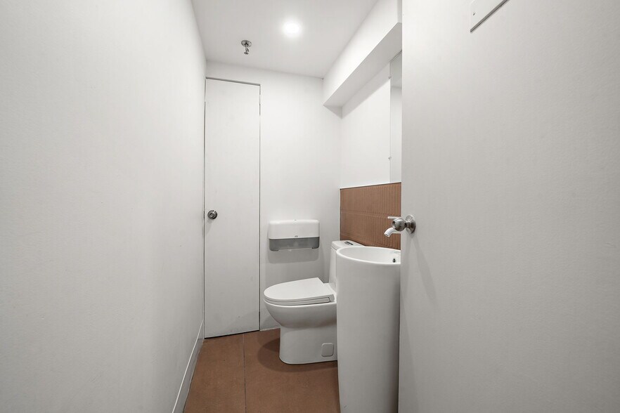 More Photos Of 71-81 Av Du Mont-Royal O, Montréal Office For Sale