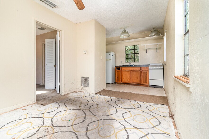 More Photos Of 2516 S Sanford Ave, Sanford Convenience Store For Sale