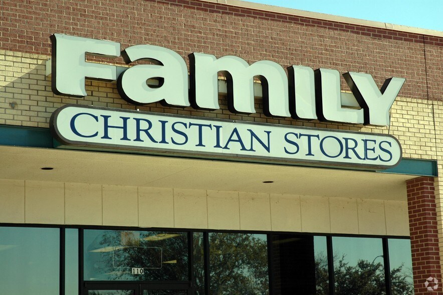 More Photos Of 3046 Lavon Dr, Garland General Retail For Lease