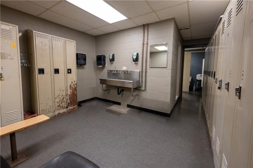 More Photos Of 320 4th St, Blawnox Manufacturing For Sale