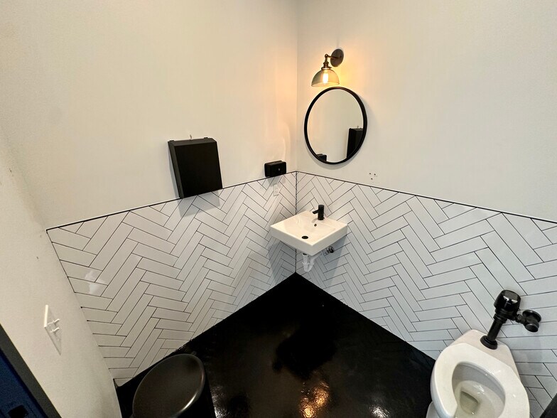 More Photos Of 801 N Broadway Ave, Oklahoma City Storefront Retail Office For Lease