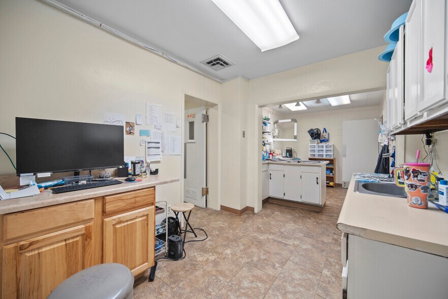 More Photos Of 5280 Edison Ave, Colorado Springs Veterinarian Kennel For Sale
