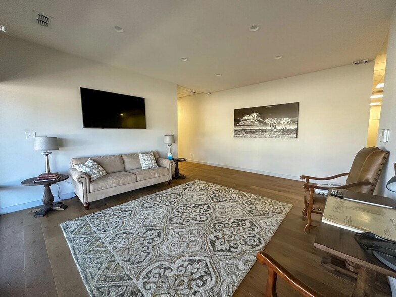 More Photos Of 1025 Oak St, Abilene Office For Lease