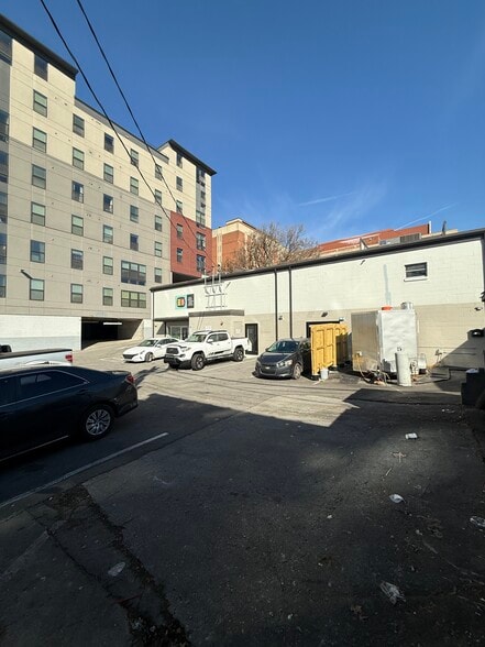 More Photos Of 713 17th St, Knoxville Freestanding For Lease