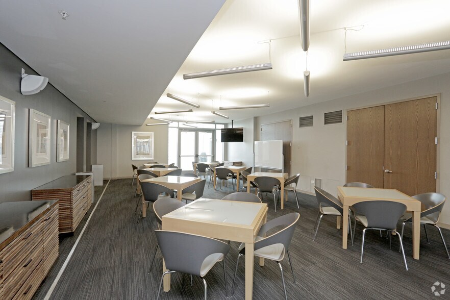 More Photos Of 555 W Kinzie St, Chicago Multifamily For Sale
