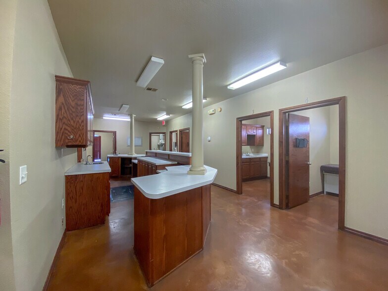 More Photos Of 2400 Palmer Cir, Norman Medical For Lease