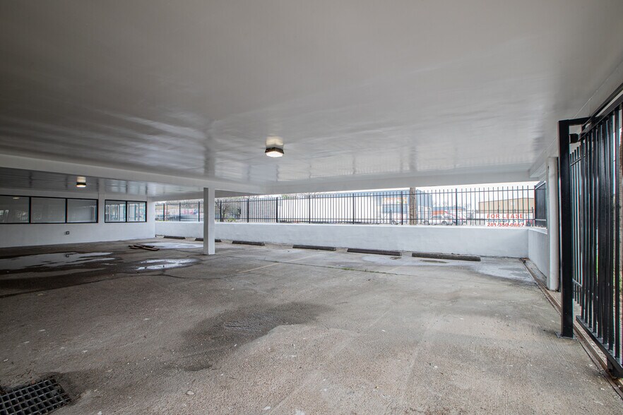 More Photos Of 802 Crosstimbers, Houston General Retail For Sale
