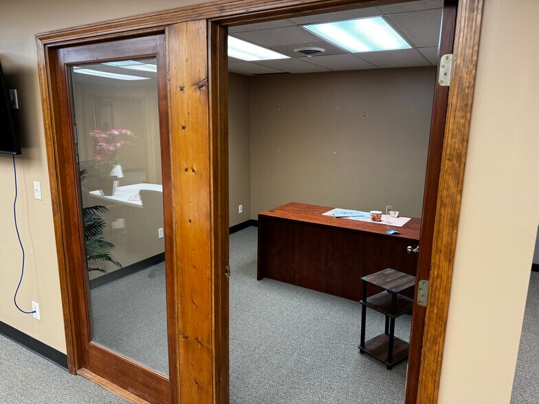 More Photos Of 4228 S Hocker Dr, Independence Office For Sale
