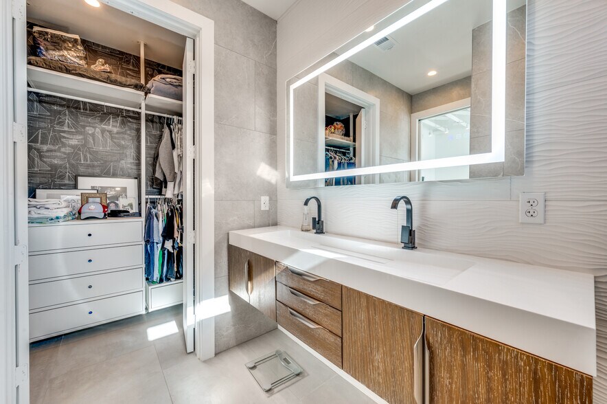 More Photos Of 4759 Algiers St, Dallas Loft Creative Space For Lease