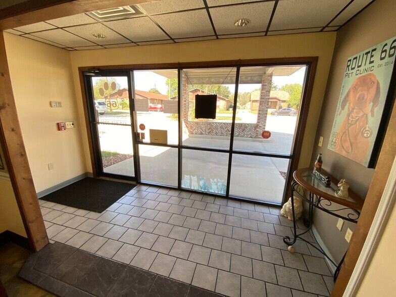 More Photos Of 2228 W College St, Springfield Veterinarian Kennel For Sale