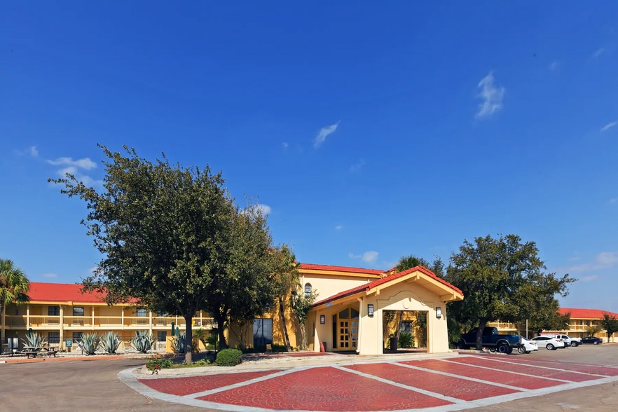 More Photos Of 2525 E Main St, Eagle Pass Hotel For Sale