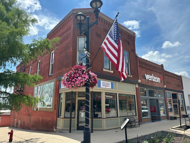 Primary Photo Of 731 12th St, Belle Plaine General Retail For Sale