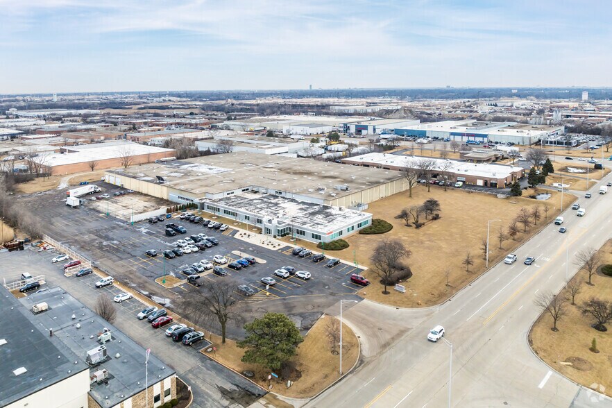 More Photos Of 313 S Rohlwing Rd, Addison Distribution For Lease