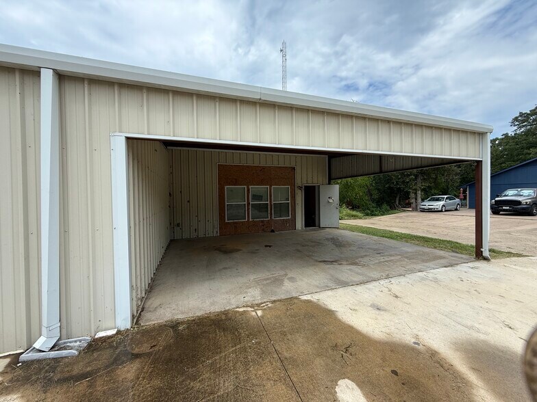 More Photos Of 10015 FM 751, Quinlan Flex For Sale