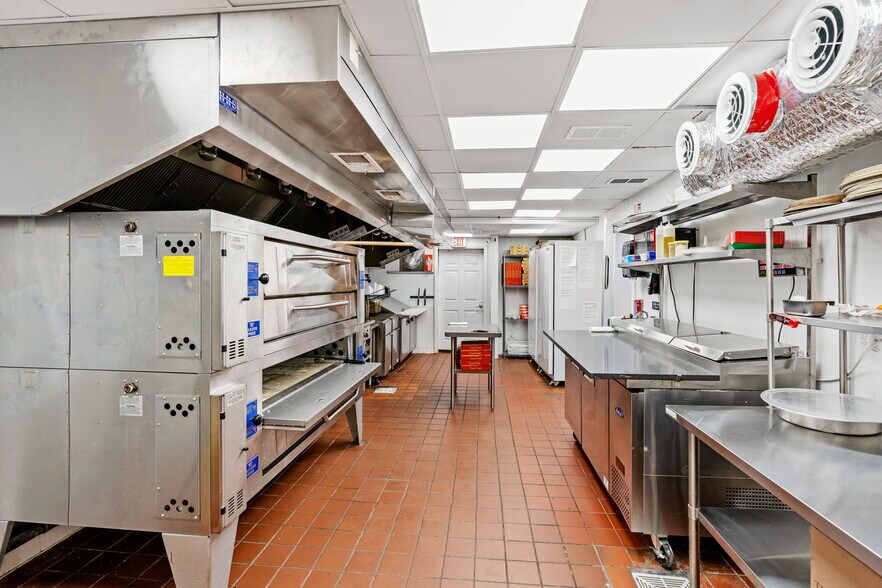 More Photos Of 606 N Ocean Blvd, Myrtle Beach Hotel For Sale